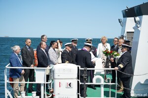 Uczestnicy uroczystości złożenia wieńca na Bałtyku. Fot. Magda Śliżewska/gdynia.pl Uczestnicy uroczystości złożenia wieńca na Bałtyku. Fot. Magda Śliżewska/gdynia.pl