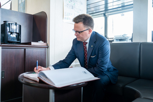 Przekazanie flagi dla MOSG. Fot. P. Kurasz Przekazanie flagi dla MOSG. Fot. P. Kurasz