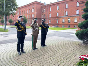 Komendanci oddają honor Patronowi MOSG. Fot. MOSG Komendanci oddają honor Patronowi MOSG. Fot. MOSG