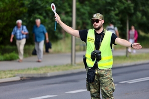 Funkcjonariusz SG zatrzymuje pojazd do kontroli. Fot. MOSG Funkcjonariusz SG zatrzymuje pojazd do kontroli. Fot. MOSG