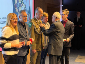 Funkcjonariusze odznaczeni odznakami honorowymi PCK IV stopnia. Fot. MOSG Funkcjonariusze odznaczeni odznakami honorowymi PCK IV stopnia. Fot. MOSG