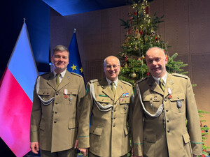 Funkcjonariusze odznaczeni odznakami honorowymi PCK IV stopnia. Fot. MOSG Funkcjonariusze odznaczeni odznakami honorowymi PCK IV stopnia. Fot. MOSG