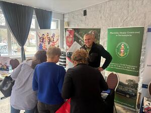 Funkcjonariusz MOSG promują służbę wśród młodzieży. Fot. MOSG Funkcjonariusz MOSG promują służbę wśród młodzieży Fot. MOSG