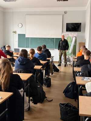Funkcjonariusz MOSG promują służbę wśród młodzieży. Fot. MOSG Funkcjonariusz MOSG promują służbę wśród młodzieży Fot. MOSG