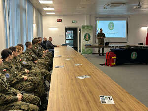 Funkcjonariusz MOSG promują służbę wśród młodzieży. Fot. MOSG Funkcjonariusz MOSG promują służbę wśród młodzieży Fot. MOSG