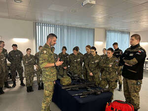 Funkcjonariusz MOSG promują służbę wśród młodzieży. Fot. MOSG Funkcjonariusz MOSG promują służbę wśród młodzieży Fot. MOSG