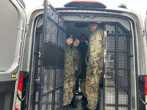 Funkcjonariusz MOSG promują służbę wśród młodzieży. Fot. MOSG Funkcjonariusz MOSG promują służbę wśród młodzieży Fot. MOSG