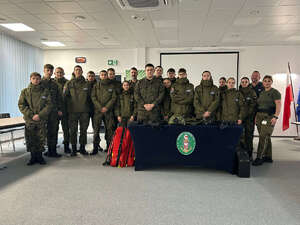 Funkcjonariusz MOSG promują służbę wśród młodzieży. Fot. MOSG Funkcjonariusz MOSG promują służbę wśród młodzieży Fot. MOSG