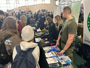 Funkcjonariusz MOSG promują służbę wśród młodzieży. Fot. MOSG Funkcjonariusz MOSG promują służbę wśród młodzieży Fot. MOSG