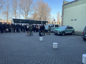 Funkcjonariusz MOSG promują służbę wśród młodzieży. Fot. MOSG Funkcjonariusz MOSG promują służbę wśród młodzieży Fot. MOSG