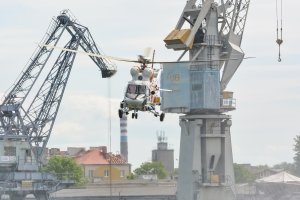 Śmigłowiec Straży Granicznej nad gdańskim portem. Fot. S. Dorochowicz Śmigłowiec Straży Granicznej nad gdańskim portem. Fot. S. Dorochowicz