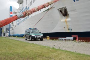 Fot. MOSG Pojazd służbowy Straży Granicznej na tle promu morskiego.