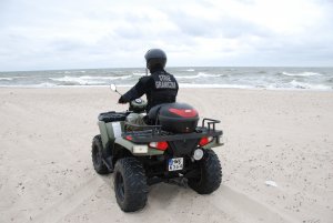 Funkcjonariusz SG na quadzie. Fot. MOSG Funkcjonariusz SG na quadzie. Fot. MOSG