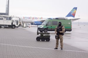 Funkcjonariusz SG na płycie gdańskiego lotniska, w tle robot pirotechniczny. Fot. Ł. Gano Funkcjonariusz SG na płycie gdańskiego lotniska, w tle robot pirotechniczny. Fot. Ł. Gano