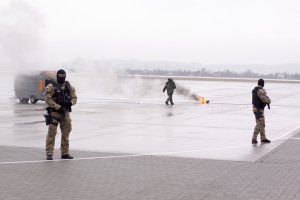 Minerzy-pirotechnicy Straży Granicznej neutralizują na lotnisku niebezpieczny bagaż. Fot. Ł. Gano Minerzy-pirotechnicy Straży Granicznej neutralizują na lotnisku niebezpieczny bagaż. Fot. Ł. Gano