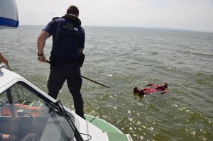 Funkcjonariusz SG wyciąga z wody rozbitka. Fot. MOSG Funkcjonariusz SG podejmuje z wody rozbitka. Fot. MOSG