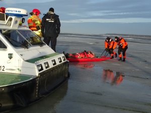 Fot. MOSG Funkcjonariusze Straży Graficznej i Straży Pożarnej ćwiczą z wykorzystaniem poduszkowca i sań ratownictwa lodowego na zamarzniętym Zalewie Wiślanym.