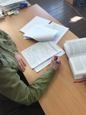 Fot. MOSG Funkcjonariuszka SG analizuje dokumenty.