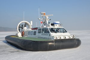 Fot. MOSG Poduszkowiec SG-412 na lodzie.