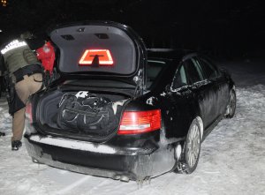 Fot. MOSG Funkcjonariusze SG w trakcie zatrzymania osoby i narkotyków.
