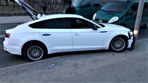 Fot. Nadodrzański OSG Funkcjonariusze SG przy zatrzymanym Audi A5.