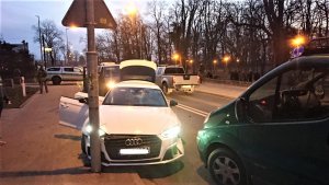Fot. Nadodrzański OSG Funkcjonariusze SG przy zatrzymanym Audi A5.