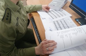 Fot. MOSG Funkcjonariuszka SG weryfikuje dokumenty.