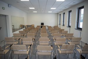 Fot. A. Kubiak Budynek strzelnicy z zewnątrz.
Hala strzelań.
Sterownia.
Sala szkoleniowa.