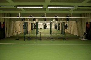 Fot. A. Kubiak Budynek strzelnicy z zewnątrz.
Hala strzelań.
Sterownia.
Sala szkoleniowa.