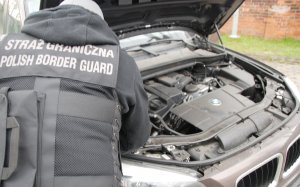Fot. MOSG Funkcjonariusz SG przy skradzionym BMW X1.