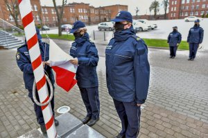 Fot. MOSG Poczet flagowy wciąga flagę na maszt w Komendzie MOSG.