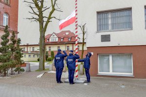 Fot. MOSG Poczet flagowy wciąga flagę na maszt w Komendzie MOSG.