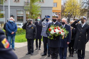 Fot. A. Kubiak Delegacja składa kwiaty pod pomnikiem.