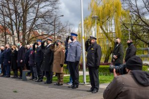Fot. A. Kubiak Delegacja składa kwiaty pod pomnikiem.
