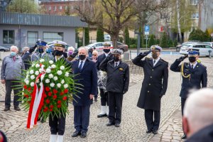 Fot. A. Kubiak Delegacja składa kwiaty pod pomnikiem.