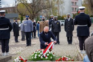 Fot. A. Kubiak Delegacja składa kwiaty pod pomnikiem.