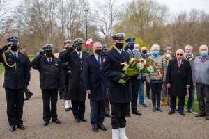 Fot. A. Kubiak Delegacja składa kwiaty pod pomnikiem.