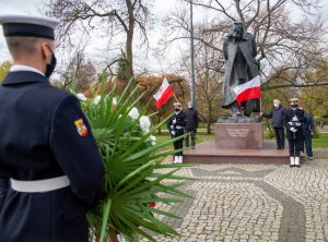 Fot. A. Kubiak Delegacja składa kwiaty pod pomnikiem.
