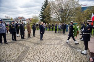 Fot. A. Kubiak Delegacja składa kwiaty pod pomnikiem.