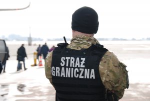 Fot. MOSG Funkcjonariusz SG podczas patrolu na płycie lotniska.
