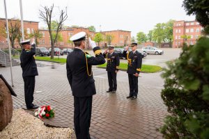 Fot. A. Kubiak Komendanci MOSG składają kwiaty pod obeliskiem upamiętniającym patrona MOSG.