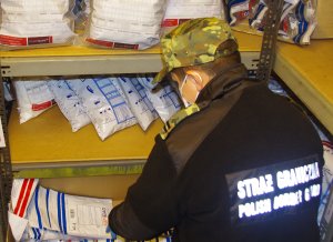 Fot. MOSG Funkcjonariusz SG przegląda zatrzymane narkotyki.