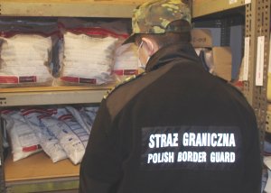 Fot. MOSG Funkcjonariusz SG przegląda zatrzymane narkotyki.