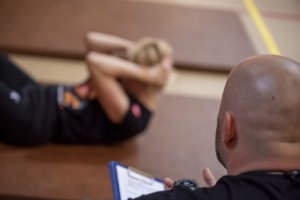 Fot. Andrzej Kubiak Kandydatka do służby w MOSG podczas testu ze sprawności fizycznej na sali sportowej MOSG.