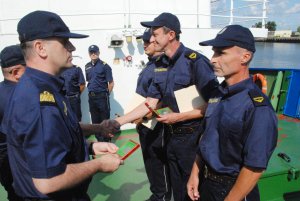 Fot. MOSG Komendant MOSG gratuluje funkcjonariuszom.