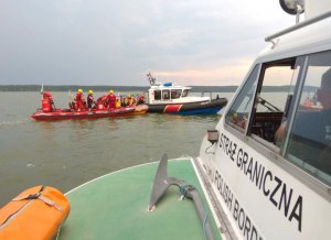 Fot. MOSG Poduszkowiec Straży Granicznej i SG-071 w akcji ratowniczej na Zalewie Wiślanym.