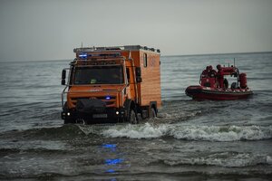 fot. KPP w Nowym Dworze Gdańskim Samochód i ponton Brzegowej Stacji Ratownictwa SAR.