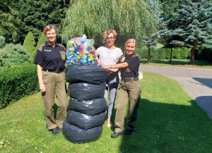 Fot. MOSG Funkcjonariuszki Straży Granicznej z Kołobrzegu przekazują worki z plastikowymi nakrętkami.