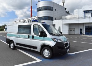 Fot. MOSG Samochód służbowy Straży Granicznej na płycie lotniska w Szczecinie Goleniowie.