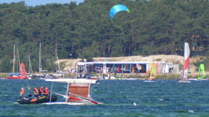 Fot. MOSG Funkcjonariusze Straży Granicznej na pontonie SG-039, obok przewrócony w wodzie katamaran.